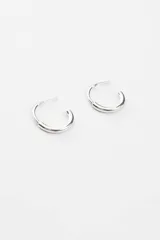 Aros de tipo argolla pequeña y tubular, hechos a mano en plata 925.