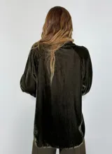 Camisa verde oscuro de terciopelo de viscosa, con cuello mao, corte recto, mangas largas abullonadas y cierre frontal con botones.