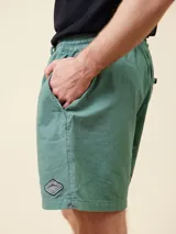 Short de algodón color negro con cintura elástica y cordón de ajuste. Presenta bolsillos laterales y un pequeño parche con logo en la parte inferior.