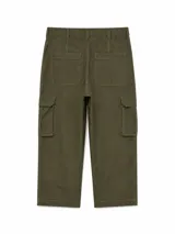 Pantalon cargo negro con costuras en contraste color blanco, bolsillos laterales con solapa y cierre frontal con botón.