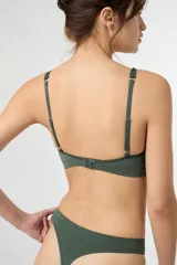Soutien tipo bralette de microfibra sin costuras, con diseño de doble bretel regulable y detalle fruncido en el centro del escote. Cuenta con cierre de broche doble en la espalda con tres niveles de ajuste.