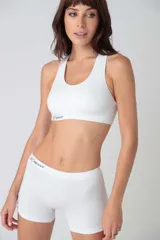 Top deportivo blanco de microfibra sin costuras, con breteles anchos y doble tela.