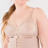 Soutien blanco con aro y copas moldeadas reforzadas, sin costura. Confeccionado con tela que contiene fibra LYCRA®. Breteles elásticos anchos regulables.