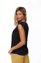 Blusa negra sin mangas con cuello redondo y detalle de botones en los hombros.