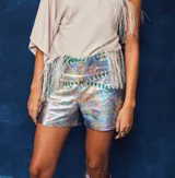 Short tiro medio de cuero sintético holográfico con costuras artesanales y cordones entrelazados en la cintura y el dobladillo.