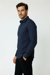 Buzo negro de cuello redondo con el texto "MAN EDITION" estampado en el pecho, de manga larga con puños elastizados y diseño liso.