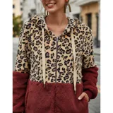 Campera tipo polar con cierre frontal, diseño combinado con estampado animal print en la parte superior y tejido de peluche blanco en la parte inferior. Cuenta con capucha con cordones ajustables y dos bolsillos frontales.
