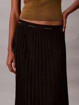 Falda midi plisada de crepé color negro, sin cierres y con cinturilla elástica distintiva con el logo de Calvin Klein.