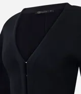 Cardigan de punto negro con escote en V, cierre frontal mediante ganchos metálicos y mangas largas con puños ajustados. Presenta un diseño entallado en la cintura con mangas ligeramente abullonadas.