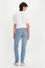 Jean de denim celeste claro con rotura en la rodilla, corte slim fit y tiro medio.