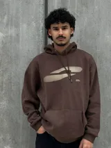 Canguro marrón con capucha ajustable con cordones y bolsillo tipo canguro.