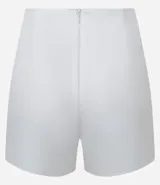 Short blanco de crepé con superposición, cierre trasero con cremallera.