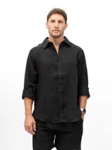 Camisa de lino de manga larga con cuello clásico y cierre frontal de botones. Presenta un diseño de corte relajado y textura natural, ideal para climas cálidos.