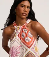 Vestido midi evasé de Marfinno, sin mangas y con cuello halter. Confeccionado en viscolino con estampado tropical de rombos y motivos playeros.