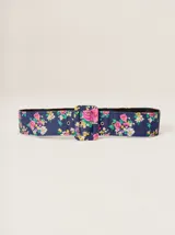 Cinto ancho de símil cuero forrado con tela azul marino estampada con flores multicolor y hebilla cuadrada revestida a juego.