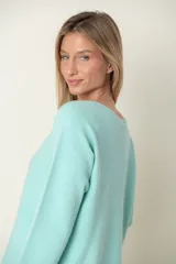 Buzo italiano marrón de viscosa y poliamida, de tacto suave. Modelo corto de costado y cuello bote.