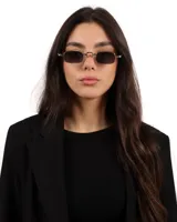 Lentes de sol con marco rectangular plateado y lentes oscuros.