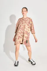 Sweater tipo remerón oversize con proceso artesanal batik en tonos marrones y amarillos.