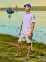 Remera gris de algodón con cuello redondo y manga corta.