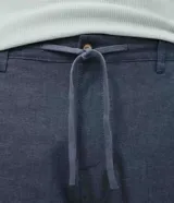 Pantalón masculino de corte relajado confeccionado en tejido oxford de algodón. Presenta cintura con trabillas y lazo ajustable, bolsillos laterales y traseros.