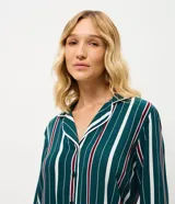 Pijama de dos piezas estilo americano confeccionado en viscosa. Incluye una camisa de mangas largas con cuello solapa, cierre frontal con botones y detalle de vivo contrastante, junto con un pantalón de cintura elástica. Presenta un diseño estampado a rayas verticales en tonos verde, blanco y bordó.