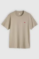 Remera Levi's de manga corta en color kaki, con cuello redondo y pequeño logo rojo bordado en el pecho.
