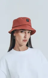 Remera blanca de manga corta con calce boxy fit.