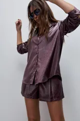 Short de tiro alto con silueta amplia, confeccionado en tela de acabado brillante y textura arrugada.
