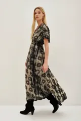 Vestido largo de viscosa con estampado tie-dye y motivos circulares, escote en V con detalle de pedrería, mangas cortas tipo mariposa y cintura entallada con elástico.