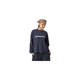 Remera de manga larga de color azul oscuro, con cuello redondo y el logotipo de Eme Studios estampado en el pecho en tono celeste.