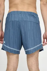 Short deportivo azul con finas rayas verticales blancas, cintura elástica y logo estampado en la pierna.