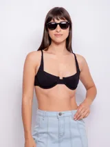 Top de bikini negro con textura de flores, corte media copa, breteles ajustables y gancho en la espalda.