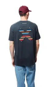 Camiseta gris oscuro de manga corta con cuello redondo y estampado en la espalda con una "X" de estilo étnico.