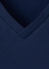 Remera azul marino de manga corta y cuello redondo, confeccionada en algodón.