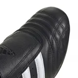 Zapatillas Adidas de taekwondo, color negro con las tres tiras blancas y detalles en blanco en el talón.