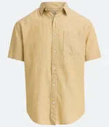 Camisa de hombre de manga corta confeccionada en mezcla de lino y algodón. Presenta un calce comfort, cuello camisero, cierre frontal con botones y un bolsillo en el pecho. Marca Marfinno.