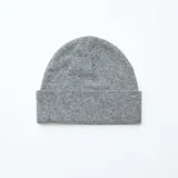 Gorro de lana con vuelta, color gris jaspeado, con etiqueta pequeña de marca en el frente.