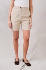 Bermuda color beige de lino y viscosa, tiro medio, corte recto y largo a la rodilla.