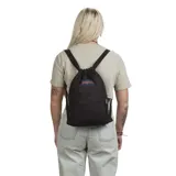 Mochila JanSport negra con cierre tipo bolsa, tirantes ajustables y bolsillo frontal con cierre.