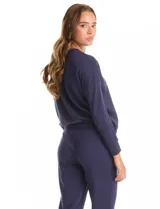 Conjunto de dos piezas compuesto por un buzo de cuello redondo y mangas largas con puños, y un pantalón tipo jogger con cintura elástica ajustable mediante cordón. Ambas prendas presentan costuras verticales decorativas y están confeccionadas en tejido modal suave.