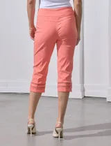 Pantalón capri blanco de gabardina elastizada, marca Ruby Rd. Tiene pretina ancha elastizada, bolsillos simulados en la parte delantera y detalle de puntilla en el ruedo.