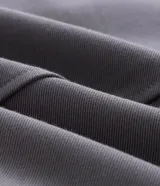 Campera Marfinno para hombre, de sarga texturizada color gris, corte regular, cuello camisero, cierre frontal con cremallera y bolsillos laterales embutidos.
