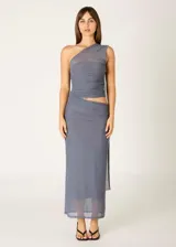 Vestido midi de organza color gris azulado, con diseño asimétrico de un solo hombro, detalle de frunces en el torso y abertura lateral en la cintura.