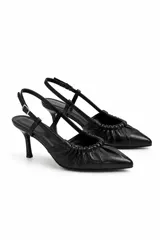 Zapatos slingback de cuero genuino, color negro, con punta afilada, detalle fruncido en el frente, tiras ajustables y taco alto fino.