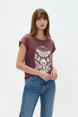 Remera azul marino de manga corta holgada con cuello redondo y estampa frontal de paisaje marino con fases lunares y flores.