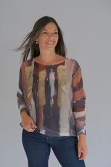 Sweater de tejido de punto fino con diseño abstracto en tonos tierra y detalles metalizados dorados, de corte holgado y manga larga.