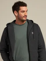 Canguro con capucha color ladrillo, con cierre frontal y bolsillos tipo canguro.