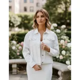 Campera de jean color negro con apliques de perlas en la parte superior frontal. Presenta cuello clásico, cierre frontal con botones metálicos y dos bolsillos en el pecho.