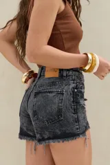 Short de denim negro con efecto acid wash, tiro alto, bolsillos delanteros y traseros, y detalles de roturas y flecos en el ruedo.