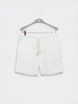 Short de hombre confeccionado en lino premium, con cintura elástica y cordón de ajuste. Presenta un diseño de corte relajado con bolsillos laterales y traseros.